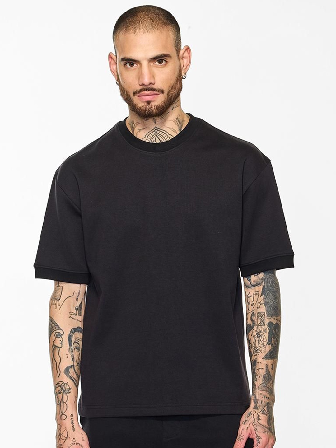 

Snitch Men Solid Round Neck Relaxed Fit T-shirt, Black