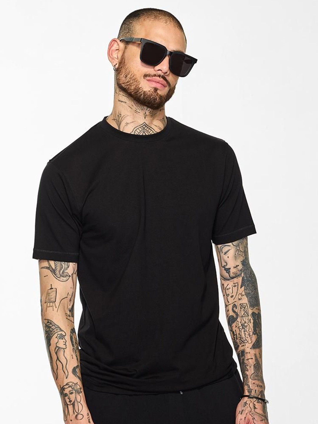 

Snitch Men Solid Round Neck Cotton T-shirt, Black