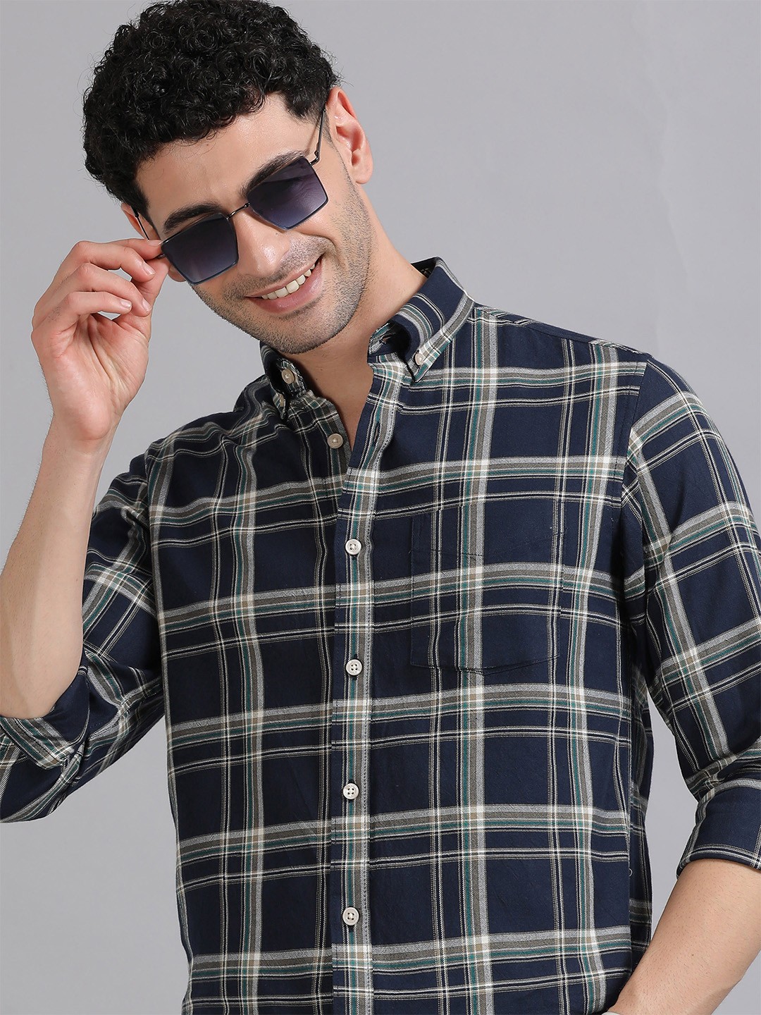 

THE FORMAL CLUB Men Smart Fit Button-Down Collar Checked Cotton Casual Shirt, Navy blue