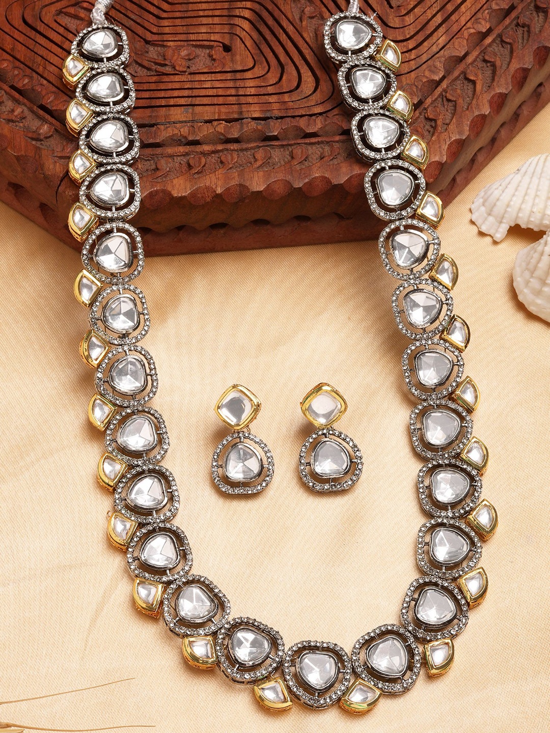 

KARATCART Silver-Plated Kundan-Studded & Beaded Jewellery Set