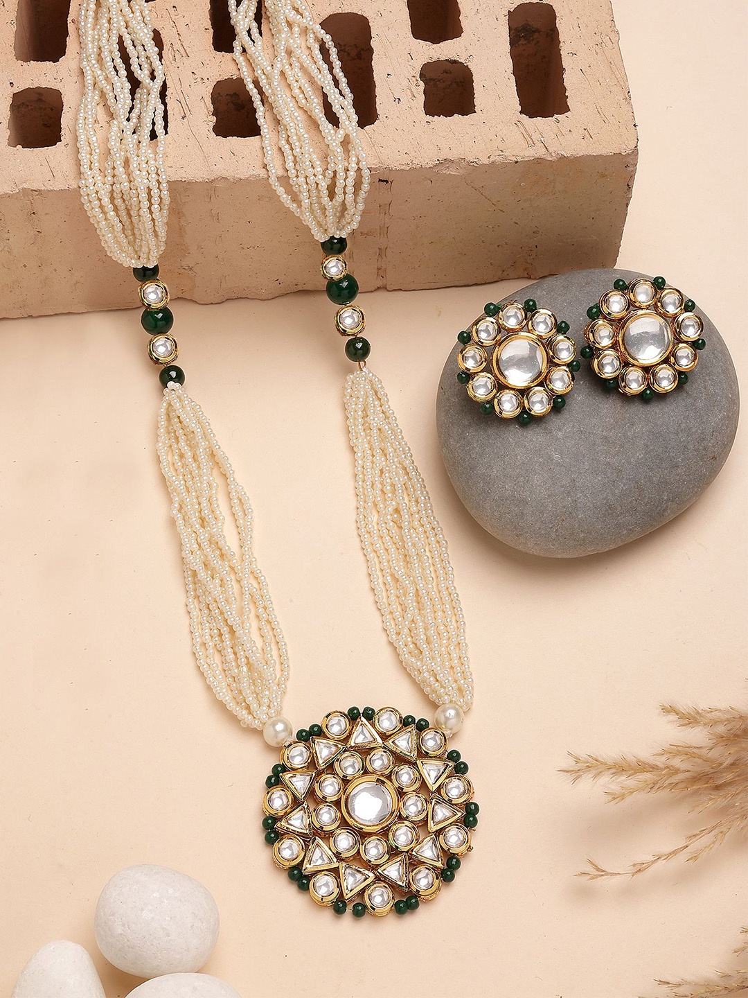 

KARATCART Gold-Plated Kundan-Studded & Beaded Jewellery Set