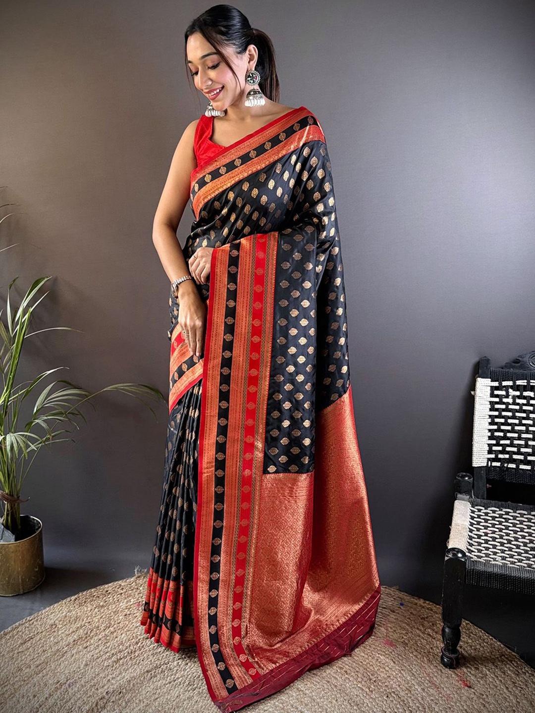 

Panzora Ethnic Motifs Zari Banarasi Saree, Black