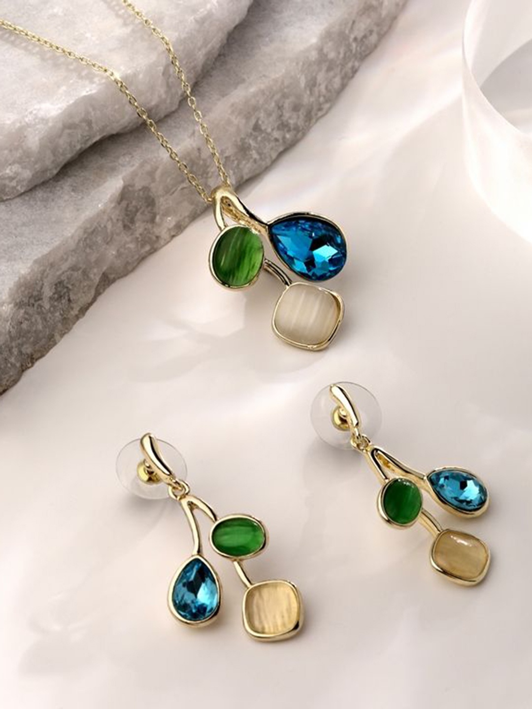 

Cierra Gold-Plated Crystals Studded Pendant & Chain with Earrings