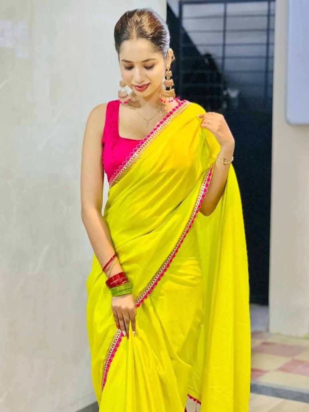 

VRAGI Embroidered Pure Georgette Maheshwari Saree, Green