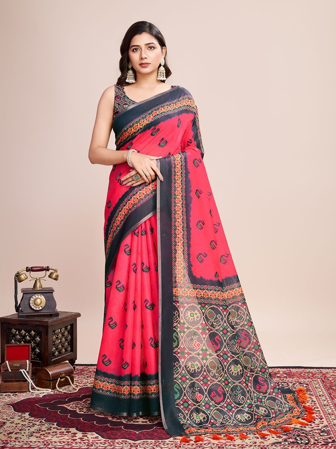 

Panzora Ethnic Motifs Printed Saree, Pink