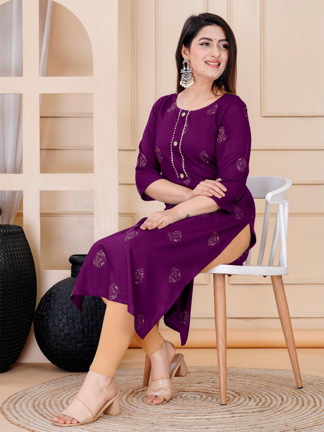 

Niona Women Printed Straight Kurta, Purple