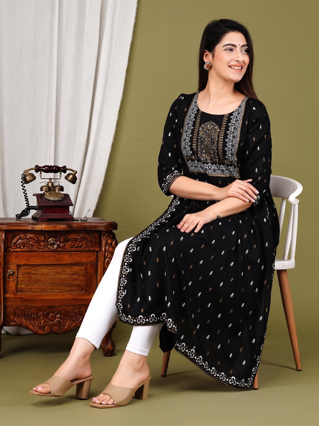 

Niona Women Printed Naira Cut Straight Kurta, Black