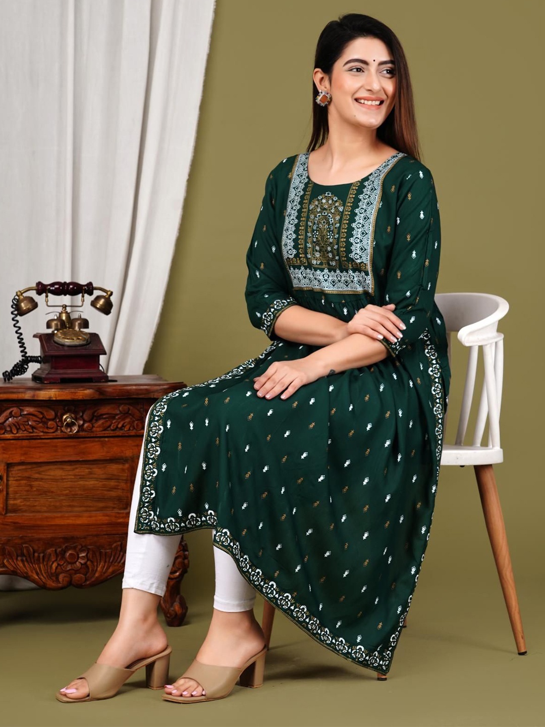 

Niona Women Printed Naira Cut Straight Kurta, Green
