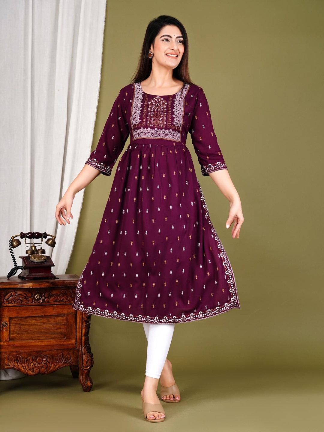 

Niona Women Printed Straight Kurta, Purple