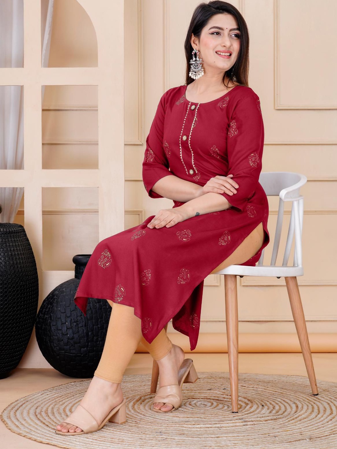 

Niona Women Printed Straight Kurta, Maroon