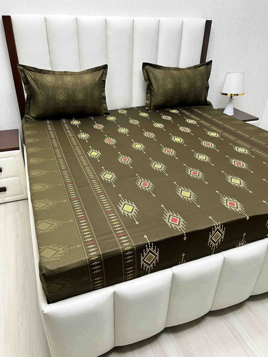 

Pure Decor Velar sib Brown & Yellow Geometric Cotton 250 TC King Bedsheet Set-2.74mx2.74m
