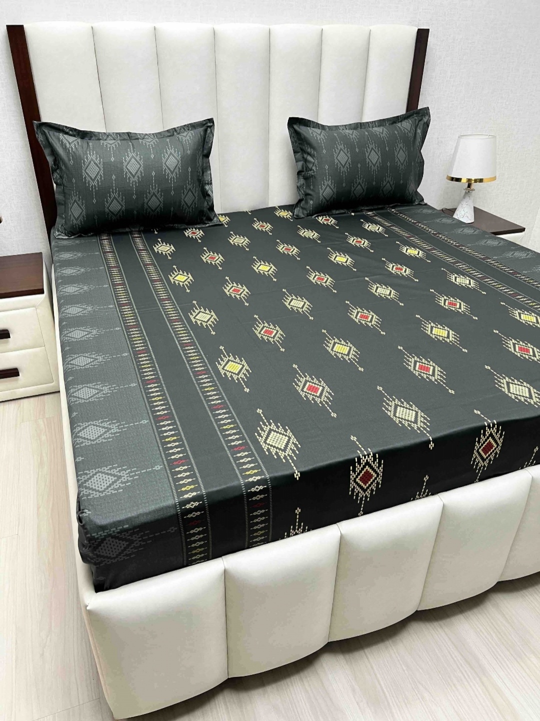 

Pure Decor Velar Sib Black & Yellow Geometric Cotton 230 TC King Bedsheet Set-2.74mx2.74m