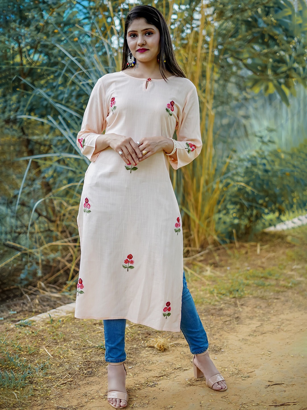 

FASHION MIRROR Women Embroidered Straight Kurta, Peach
