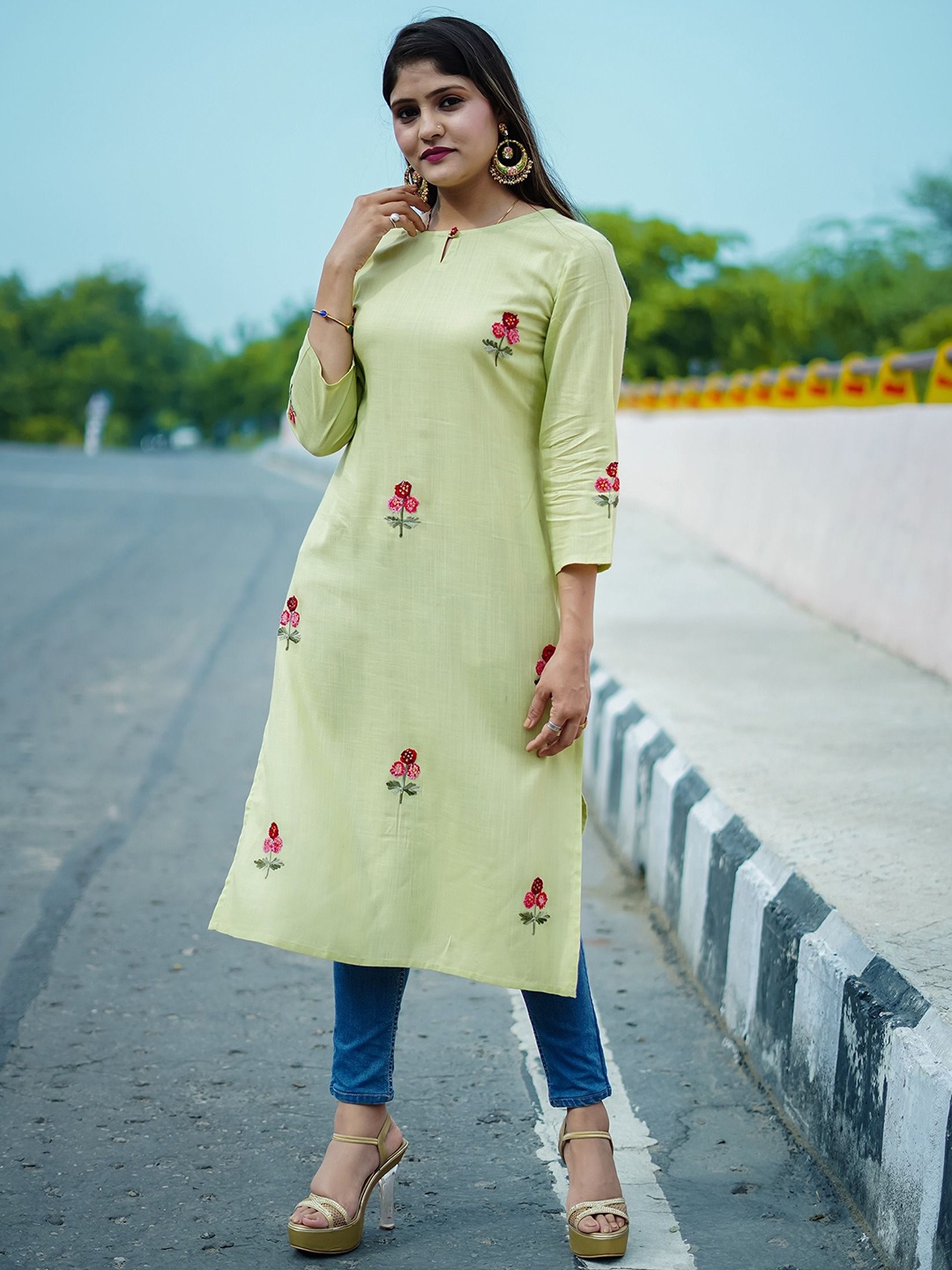 

FASHION MIRROR Women Floral Embroidered Straight Kurta, Olive