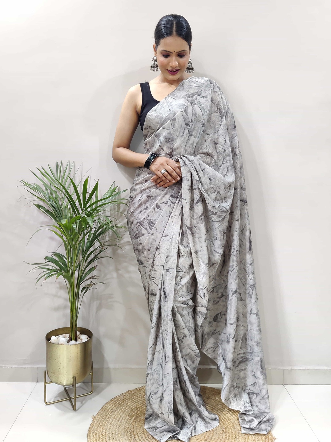 

Mitera Abstract Printed Pure Georgette Ready to Wear Saree, Grey