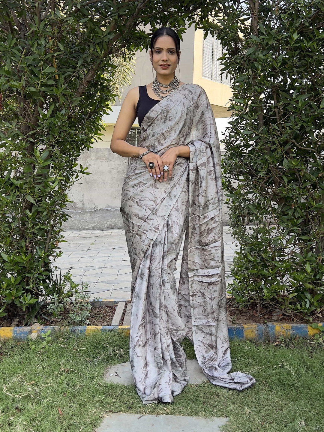 

Mitera Abstract Printed Ready to Wear Saree, Grey