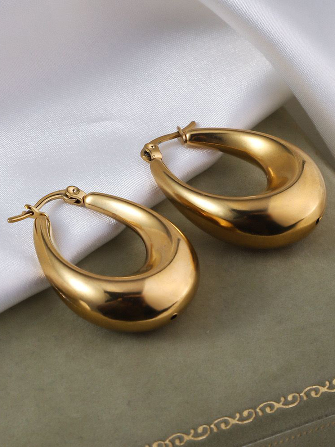 

MYKI Gold-Plated Crescent Shaped Hoop Earrings