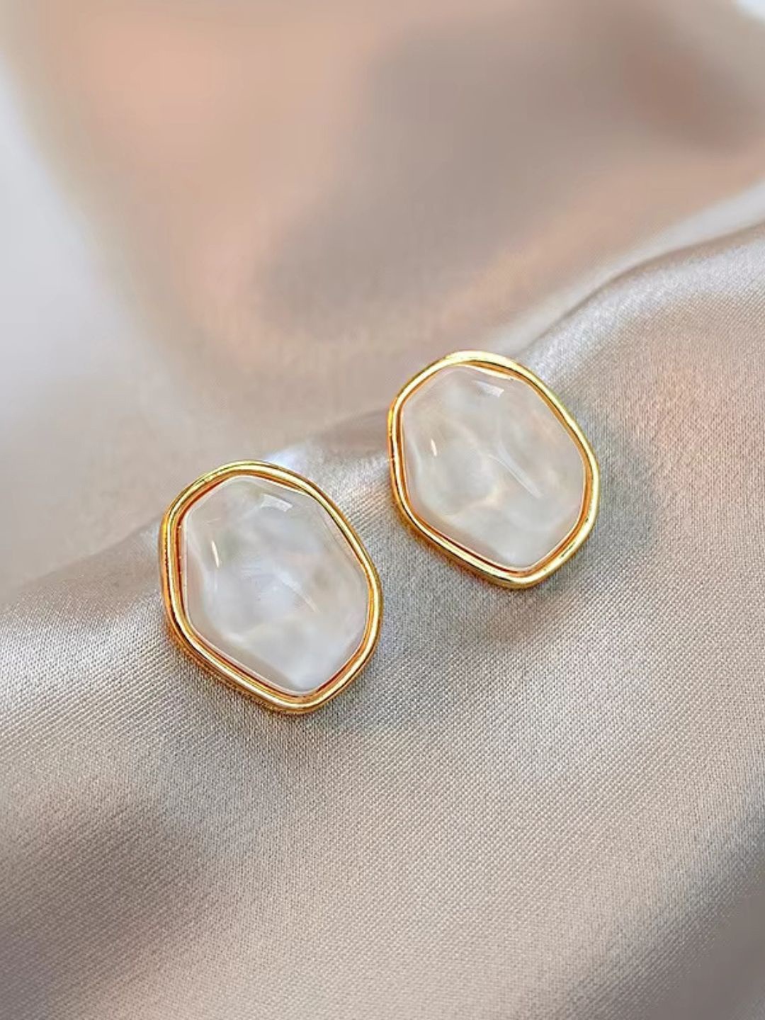

DressBerry Gold-Plated Crystals Studded Contemporary Studs, White
