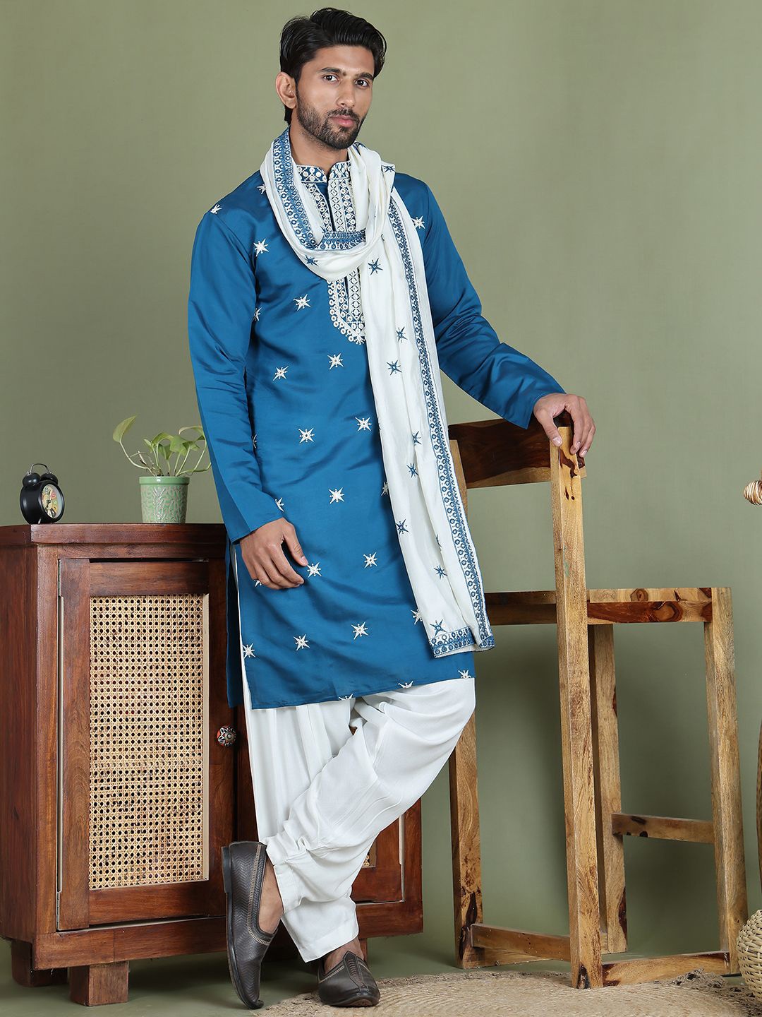 

Jompers Geometric Embroidered Mirror Work Mandarin Collar Kurta with Salwar And Dupatta, Blue