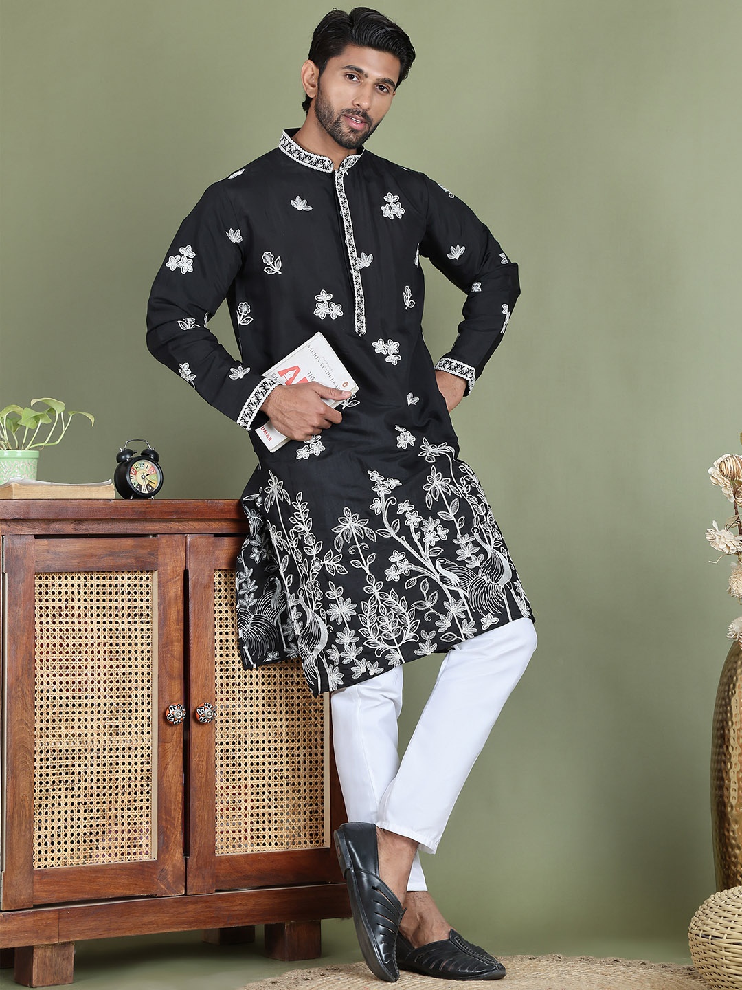 

Jompers Floral Embroidered Mandarin Collar Straight Kurta With Trouser, Black