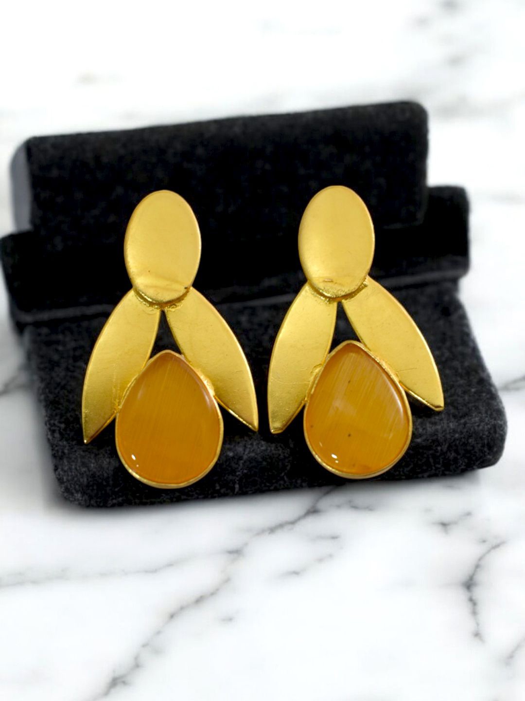 

TISHUL JEWELS Gold-Plated Artificial Stones Studded Contemporary Shaped Drop Earrings