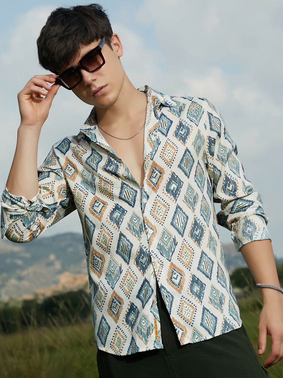 

Campus Sutra Men Relaxed Fit Spread Collar Geometric Printed Casual Shirt, Cream