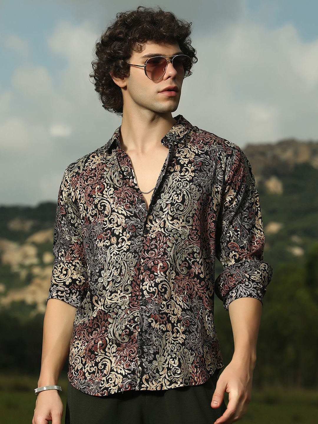 

Campus Sutra Men Relaxed Fit Button-Down Collar Floral Printed Casual Shirt, Black