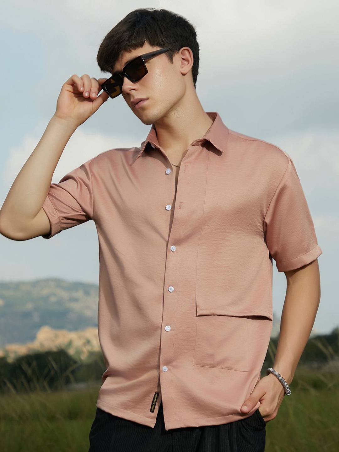 

Campus Sutra Men Relaxed Fit Spread Collar Solid Casual Shirt, Peach