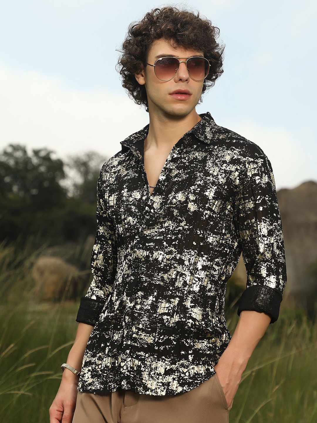 

Campus Sutra Men Relaxed Fit Spread Collar Abstract Printed Casual Shirt, Black
