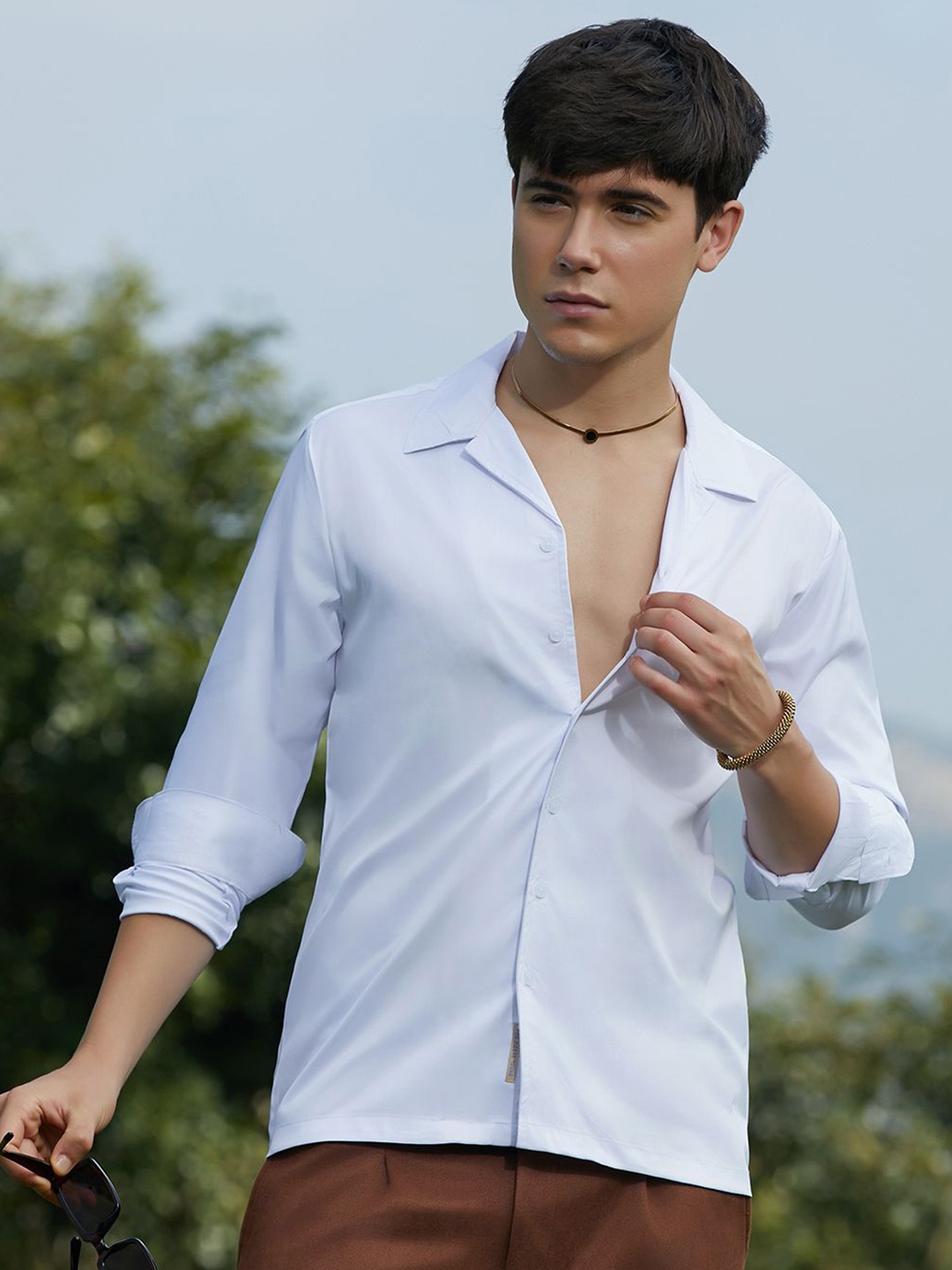 

Campus Sutra Men Relaxed Fit Spread Collar Solid Cotton Casual Shirt, White