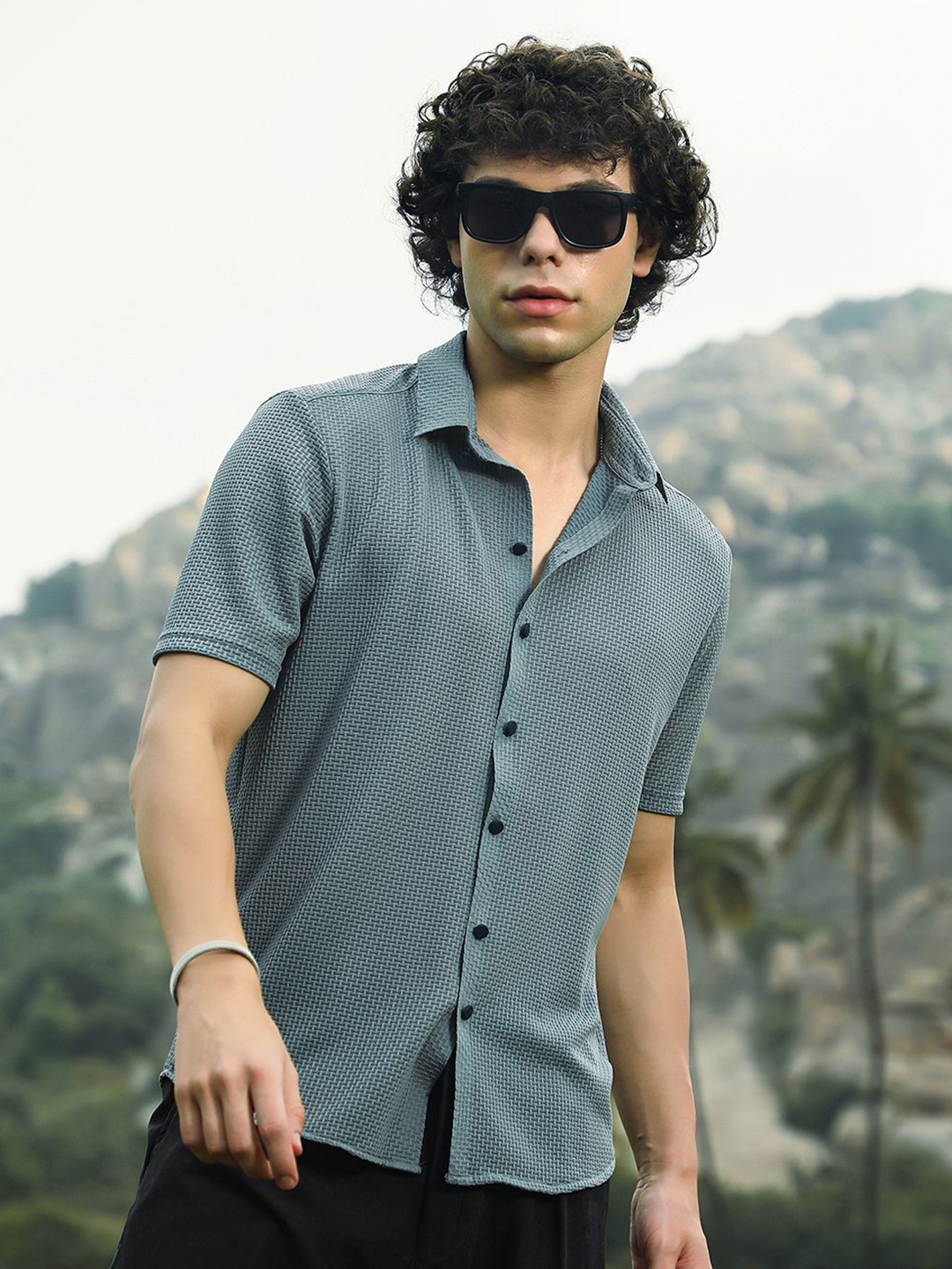 

Campus Sutra Men Relaxed Fit Spread Collar Textured Casual Shirt, Grey