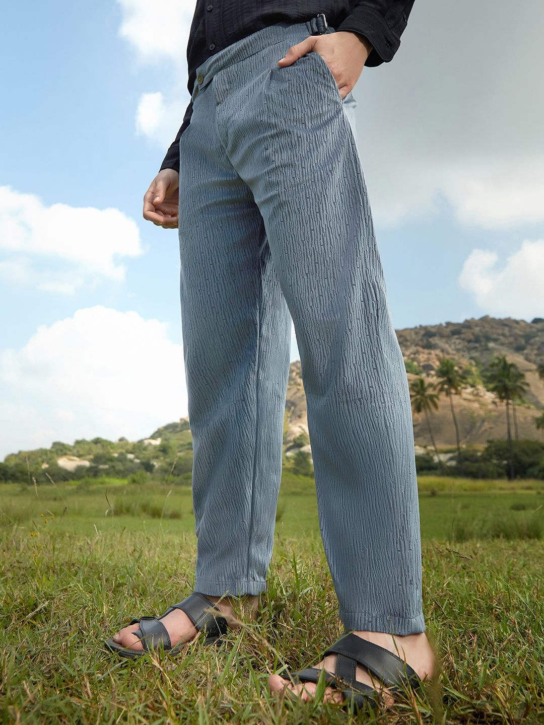 

Campus Sutra Men Relaxed Regular Fit Mid-Rise Trouser, Grey