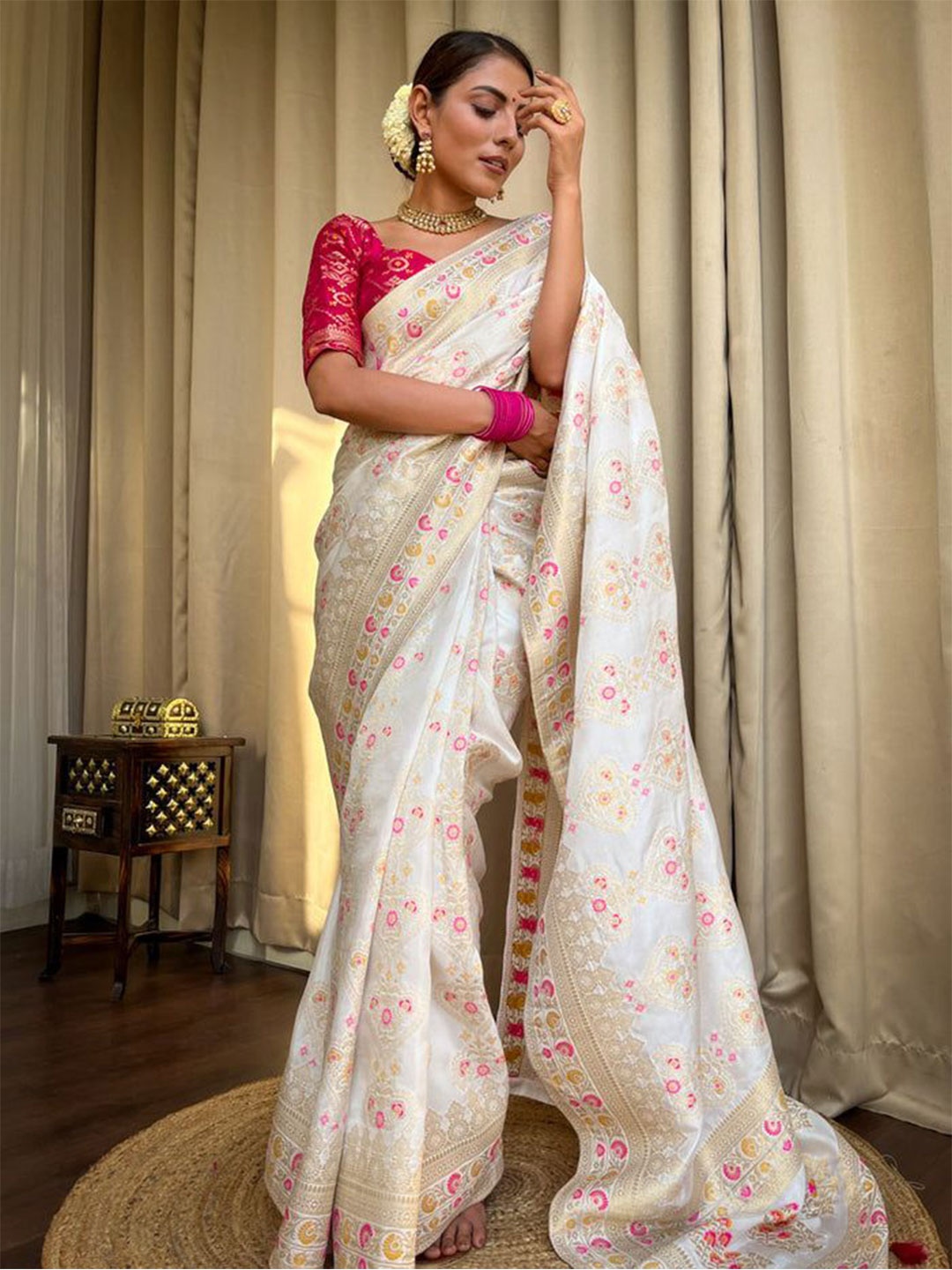 

zinzraa Woven Design Zari Pure Silk Saree, Off white