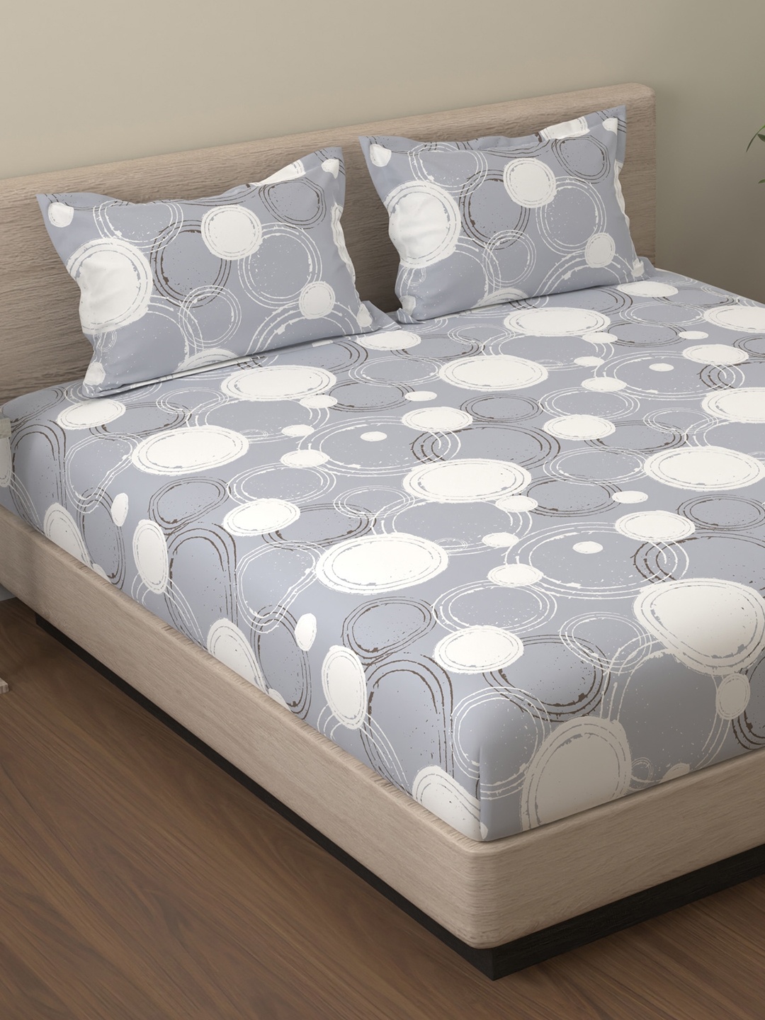 

Huesland Grey & White Geometric Printed 144 TC Cotton Queen Bedsheet Set 2.43 m x 2.23 m