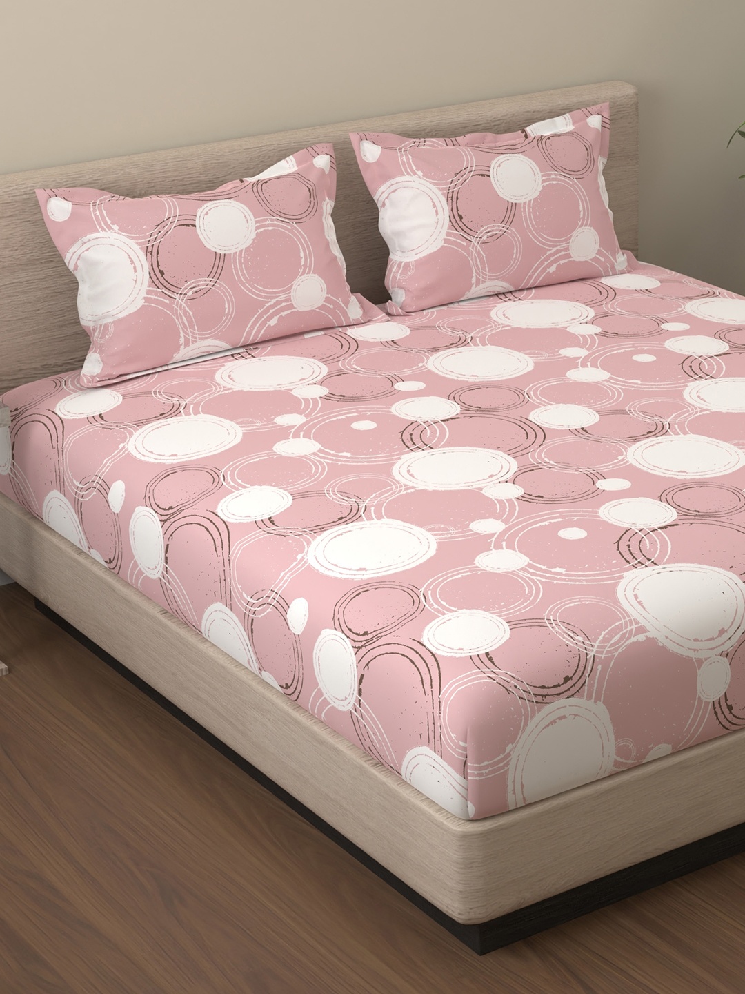 

Huesland Peach-Coloured Geometric Printed 144 TC Cotton King Bedsheet Set 2.74 m x 2.74 m