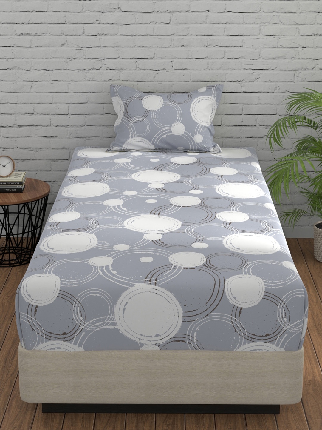 

Huesland Grey & White Geometric Printed 144 TC Cotton Single Bedsheet Set 2.23 m x 1.39 m