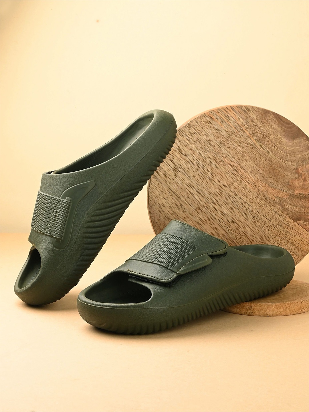 

The Roadster Lifestyle Co Men Casual Sliders, Green