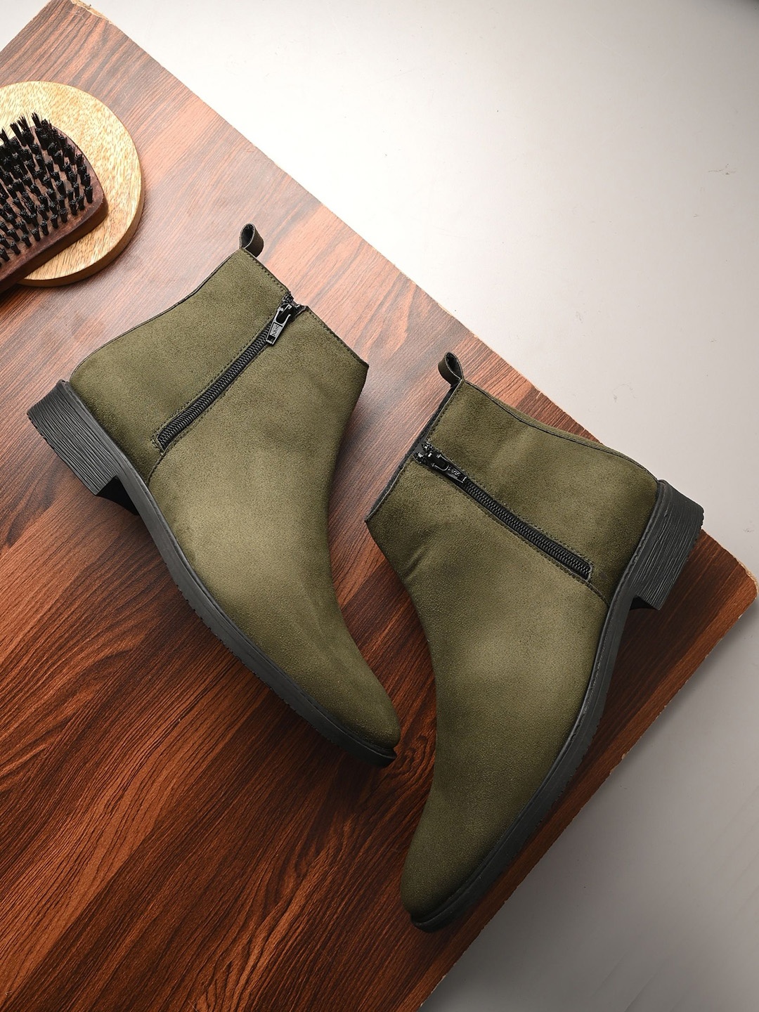 

The Roadster Lifestyle Co Men Casual Chelsea Boots, Green