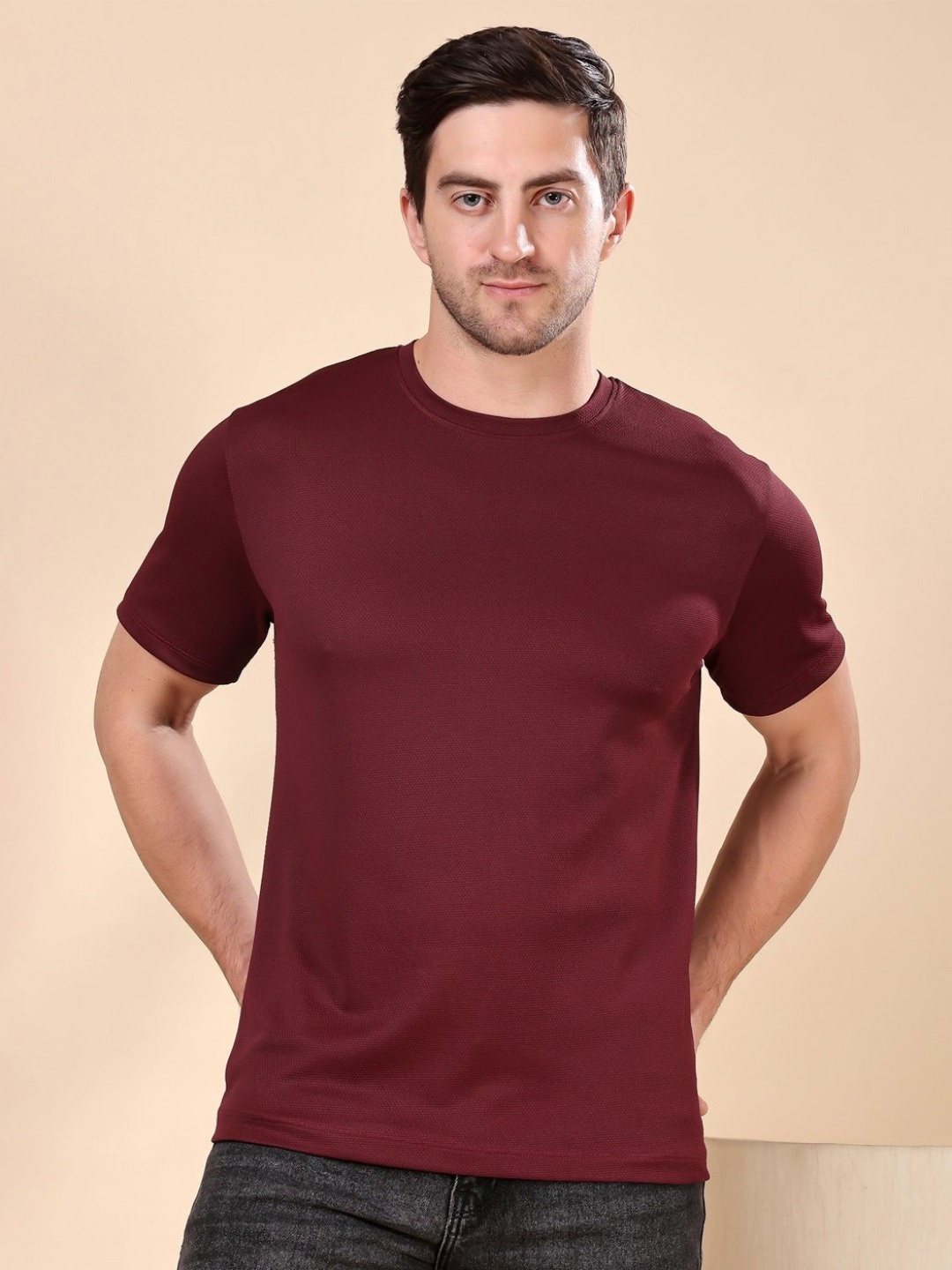 

Friskers Men Solid Round Neck T-shirt, Maroon