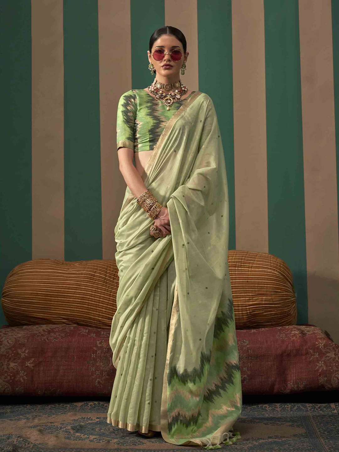 

Mitera Woven Design Zari Saree With Blouse Piece, Green