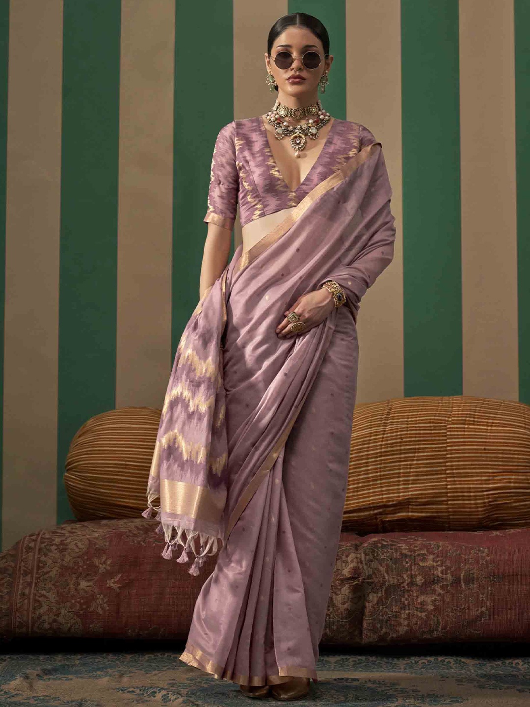 

Mitera Woven Design Zari Saree, Mauve