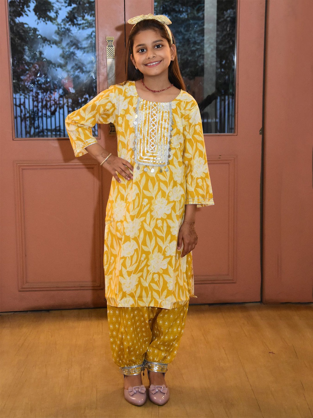 

ZITRA Girls Floral Printed Regular Gotta Patti Pure Cotton Straight Kurta With Salwar, Mustard
