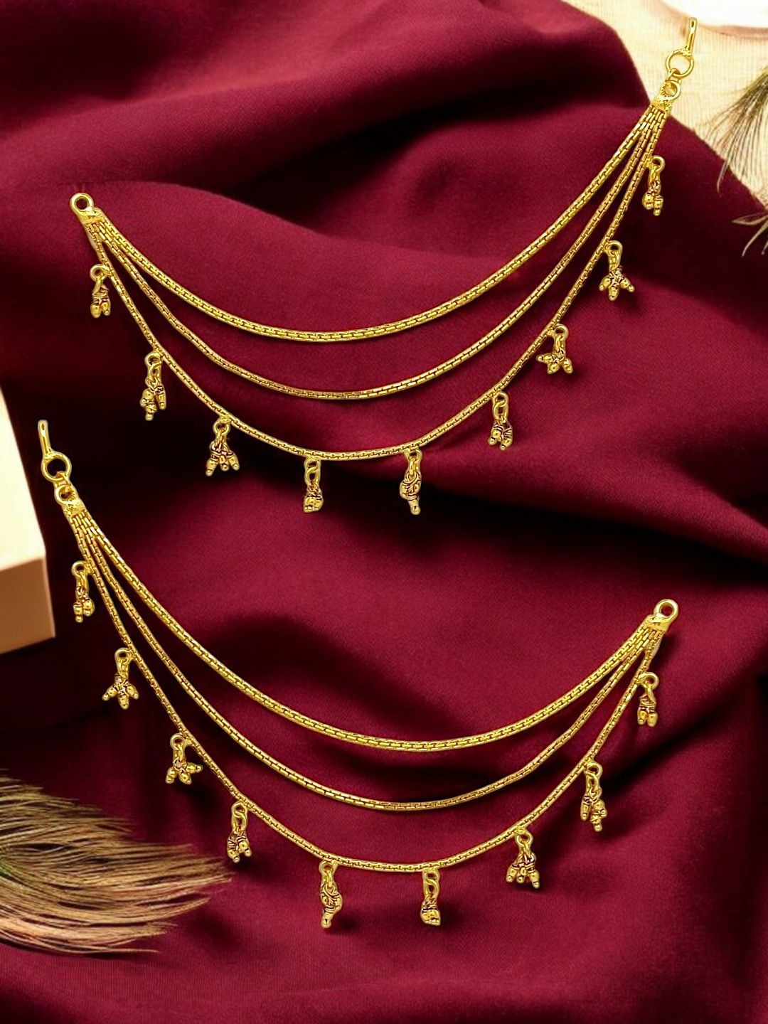 

FEMMIBELLA Gold-Plated Artificial Beads Classic Shaped Ear Cuff