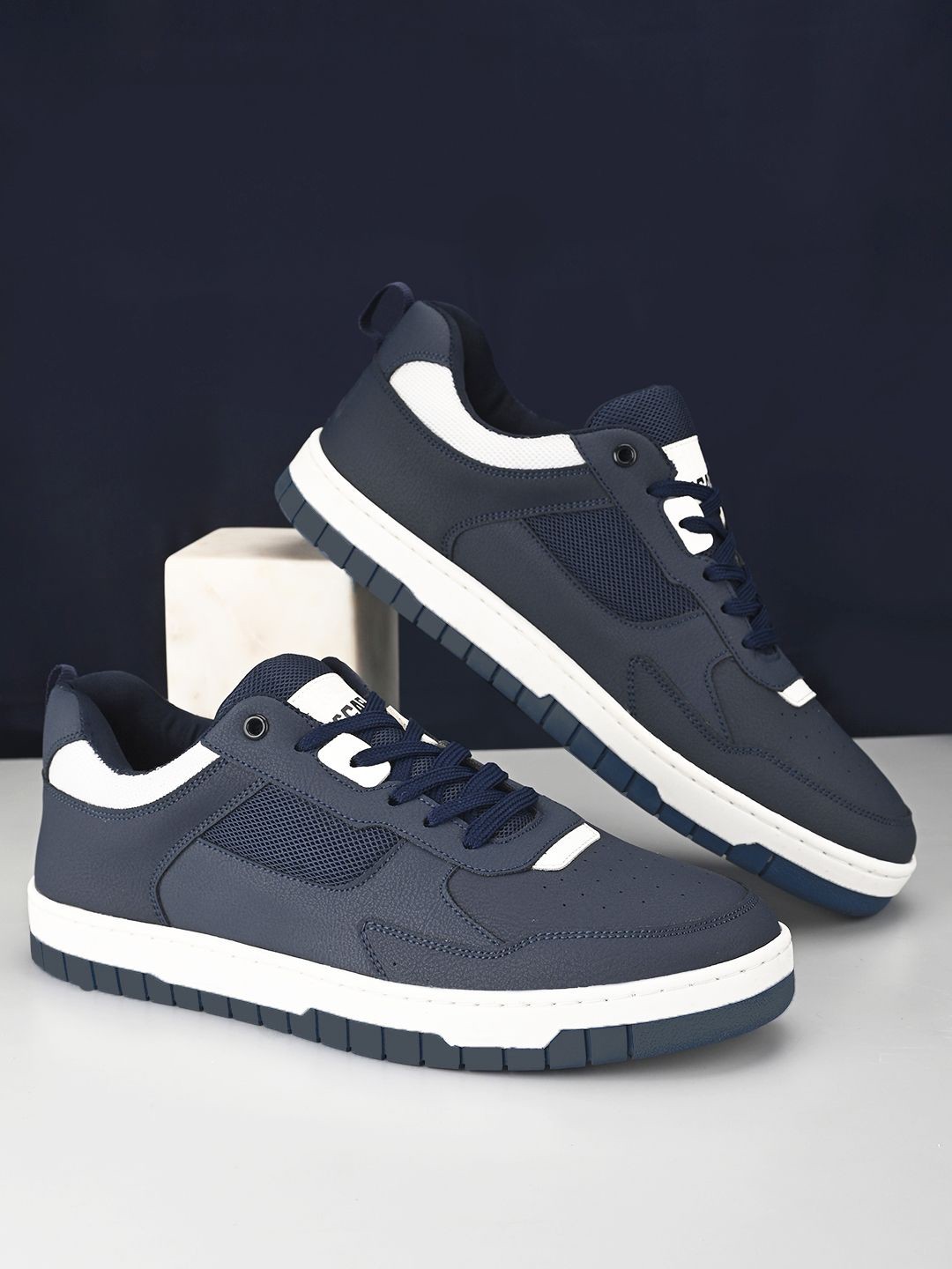 

HRX by Hrithik Roshan Men Lightweight Contrast Sole Sneakers, Navy blue