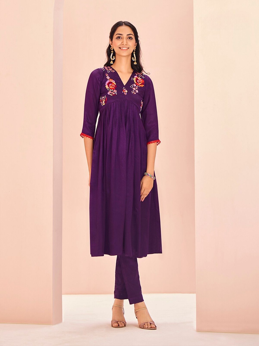 

ODETTE Women Ethnic Motifs Embroidered Empire Thread Work Kurta with Trousers, Purple