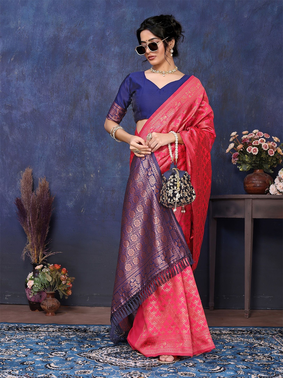 

sareyavella Woven Design Zari Silk Blend Banarasi Saree, Pink