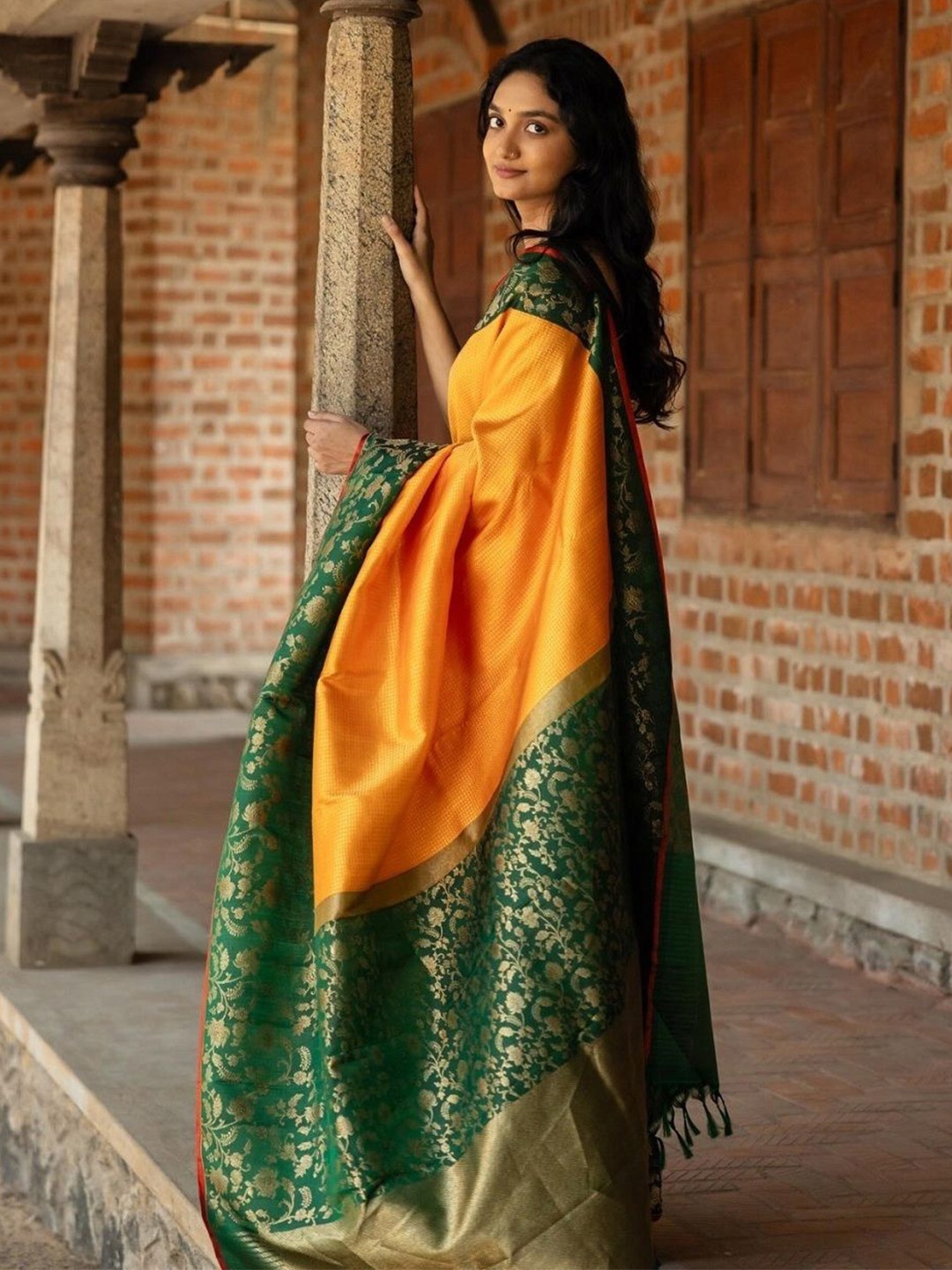 

sareyavella Woven Design Zari Banarasi Saree, Yellow