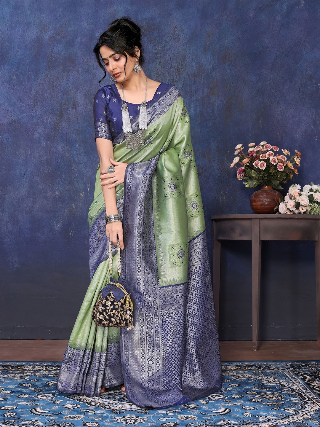 

sareyavella Woven Design Zari Banarasi Saree, Green