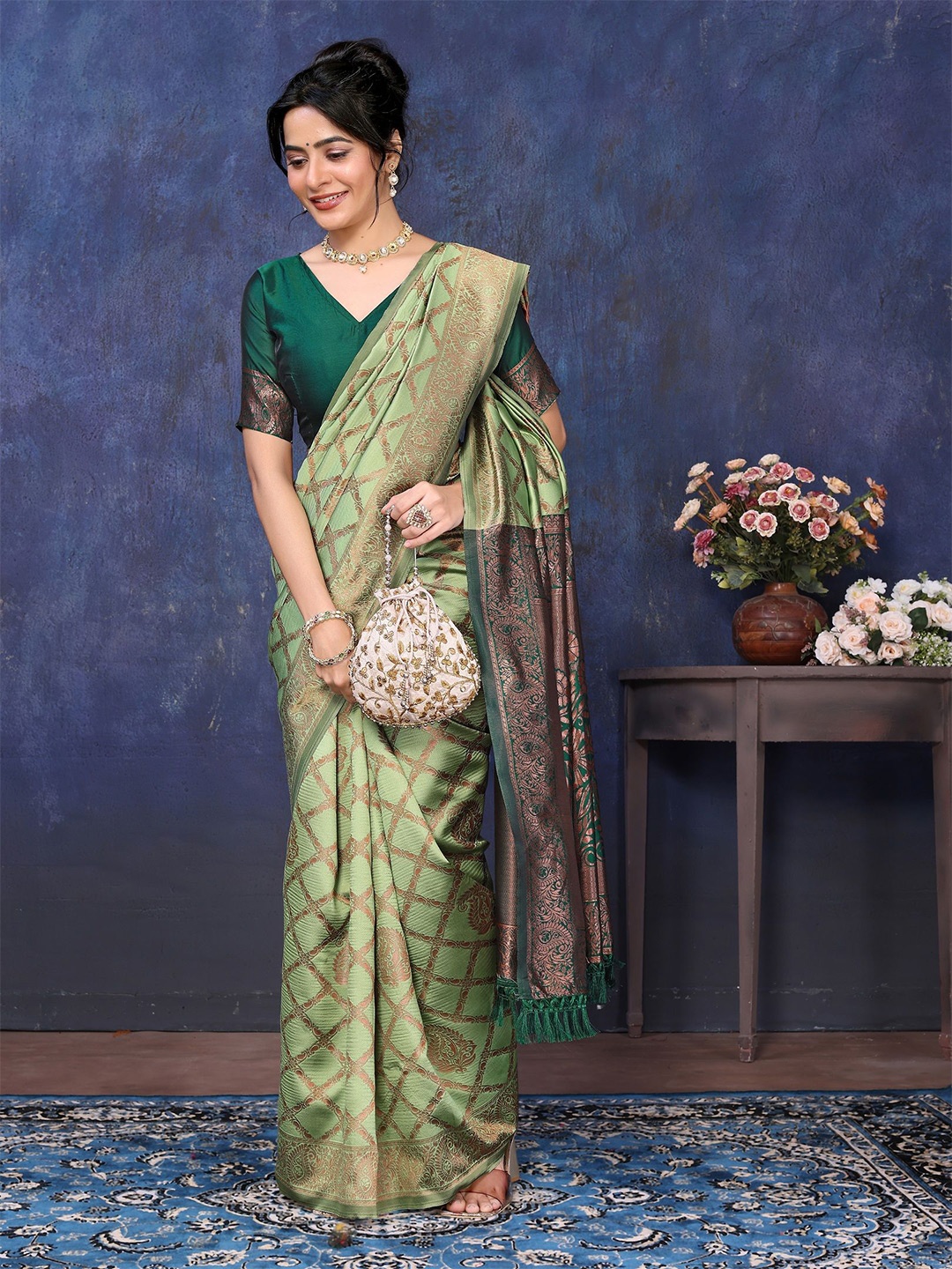

sareyavella Woven Design Zari Banarasi Saree, Green