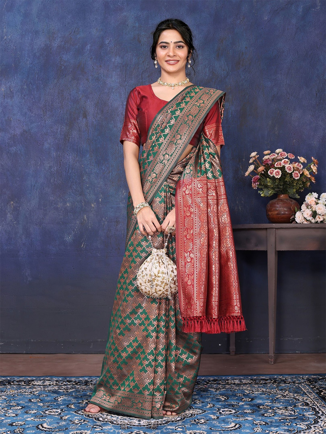 

sareyavella Woven Design Zari Banarasi Saree, Green